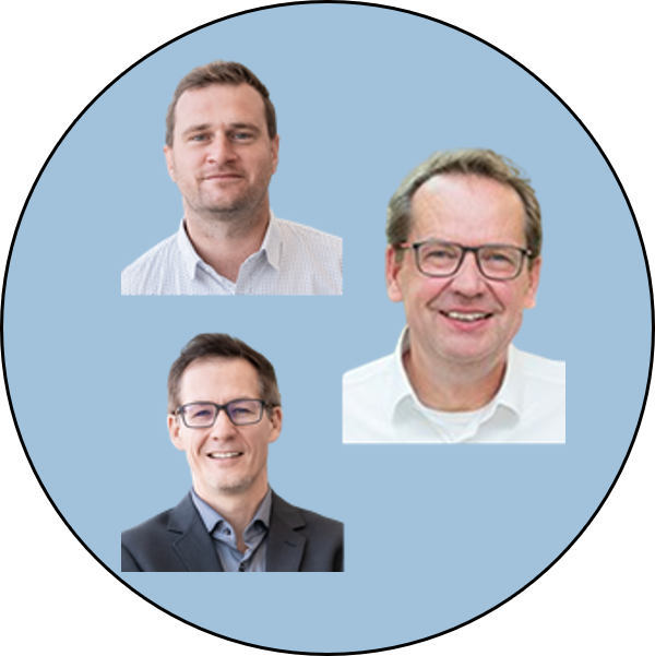 Drei Porträts von Männern mit Brillen, vor pflanzenreicher Hintergrund.