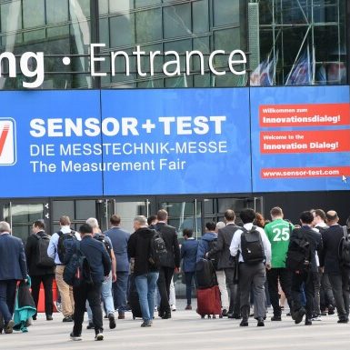 Menschenmenge am Eingang zur SENSOR+TEST Messe für Messtechnik.
