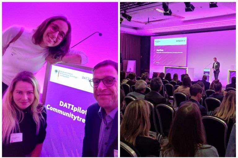 Menschen bei einer Veranstaltung, mit einer Präsentation im Hintergrund. Lila Beleuchtung.