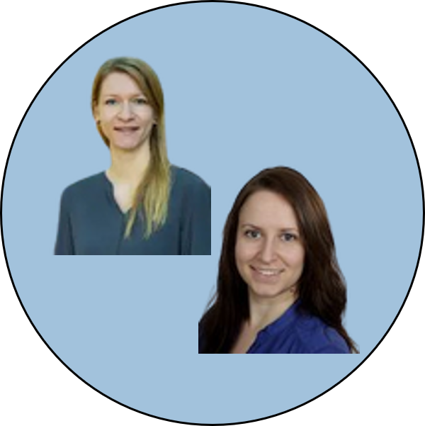 Zwei Frauen mit unterschiedlichen Haarfarben und Kleidungsstilen auf blauem Hintergrund.