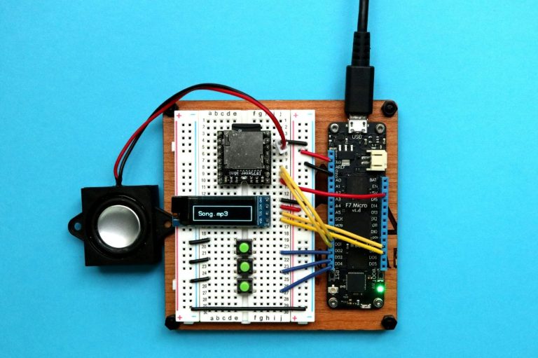 Schaltung auf einem Steckbrett mit Mikrocontroller, Lautsprecher und LEDs.