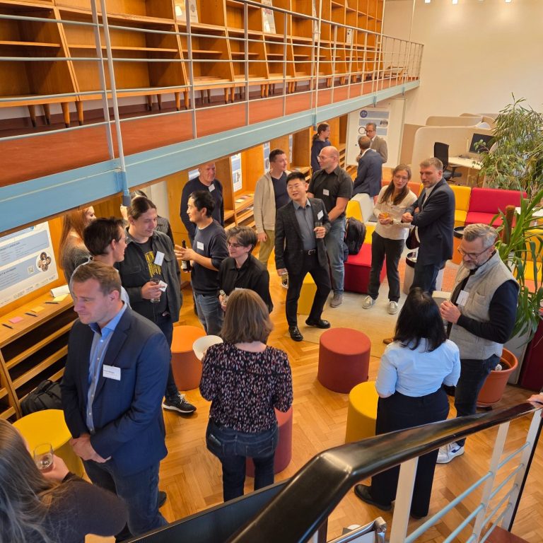 Menschen in einer hellen, modernen Umgebung unterhalten sich und networken.