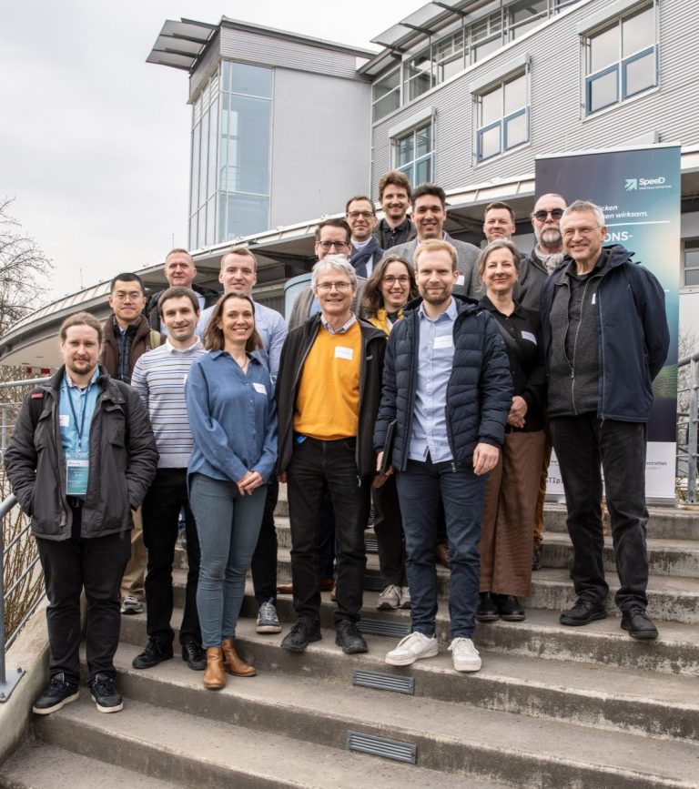 (c) Fraunhofer IOF Gruppenfoto von 17 Personen vor einem modernen Gebäude im Freien.
